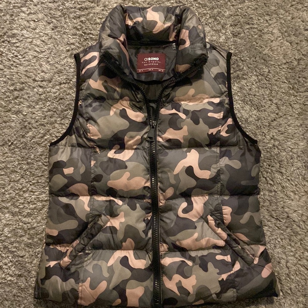 Ladies camo puffy vest